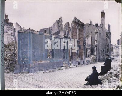 Reims, Marne, Champagne, France deux jeunes Rémois posant devant les ruines, rue de l'Isle , 1917 - Marne - Fernand Cuville (section photographique des armées) Banque D'Images