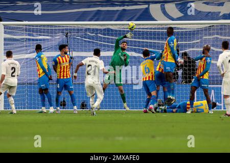 Madrid Espagne; 02.02.2023.- le gardien de but de Valence Marmadashvili arrête le franc-pied de Rodrygo Real Madrid vs Valencia FC. Match différé du match de la Ligue espagnole 17 avec une note finale de 2-0. Tenue au stade Santiago Bernabeu dans la capitale du Royaume d'Espagne. Les buts marqués pour le Real Madrid par Marco Asensio 52' et Vinicius Jr. 54'. Photo: Juan Carlos Rojas Banque D'Images