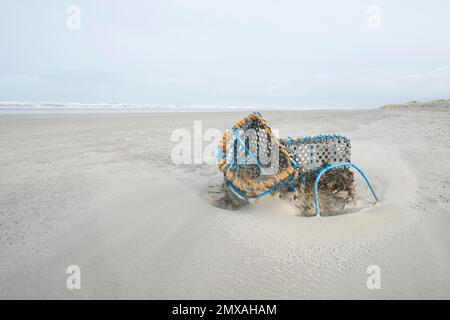 Paniers de pêche délavés sur la plage, Langeoog, Basse-Saxe, Allemagne Banque D'Images