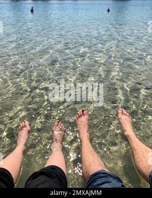 Deux paires de pieds dans l'eau, baignade dans le lac, Riemer See, Munich, Bavière, Allemagne Banque D'Images