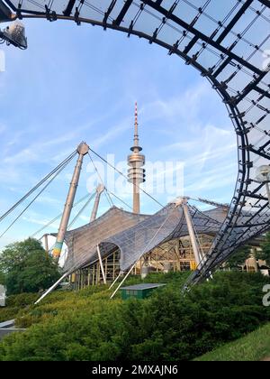 Tour olympique et stade olympique avec toit de tente olympique, parc olympique, terrain olympique, Munich, haute-Bavière, Bavière, Allemagne Banque D'Images