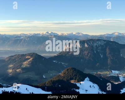 Vue dans la vallée de l'auberge avec le sommet du Poelven de la Hohe Salve, paysage de montagne en hiver, Tyrol, Autriche Banque D'Images