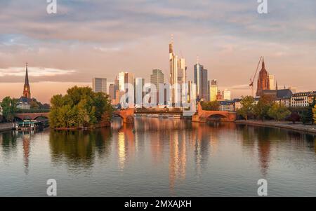 Horizon, gratte-ciels dans le quartier des banques dans la lumière du matin, Vieux Pont sur le main, lever du soleil, automne, Francfort-sur-le-main, Hesse, Allemagne Banque D'Images