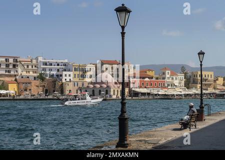 Port vénitien avec la mosquée Kioutsouk Hassan, la Canée, la Crète, la Grèce Banque D'Images