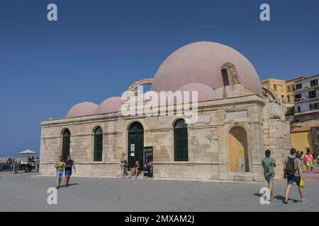 Mosquée Kioutsouk Hassan dans le port vénitien, la Canée, la Crète, la Grèce Banque D'Images