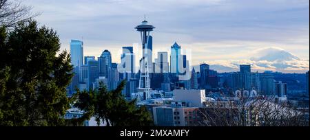 Vue panoramique sur le centre-ville de Seattle après un dépoussiérage de neige. Banque D'Images