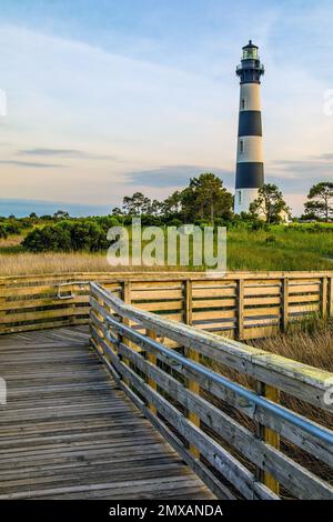 Vue sur le phare de l'île de Bodie au coucher du soleil, juste au sud de Nags Head, en Caroline du Nord, dans les rives extérieures Banque D'Images