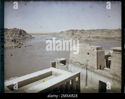 Philae, Egypte, Afrique vue de l'entrée du pylône et du Nil depuis le Grand pylône du Temple d'Isis , 1918 - proche-Orient, Egypte, Palestine, Chypre - Paul Castelnau (section photographique des armées) - (9 janvier -6 octobre) Banque D'Images