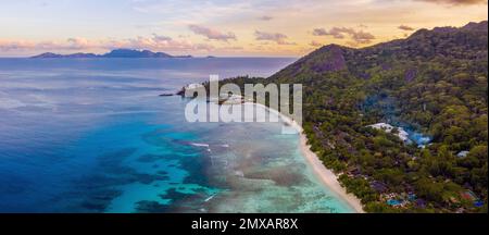 Vue aérienne au coucher du soleil sur Silhouette Island aux Seychelles avec l'île de Mahé en arrière-plan Banque D'Images