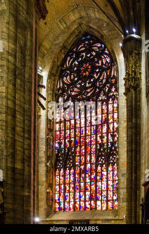14th siècle cathédrale de Milan vitraux en marbre blanc, Lombardie, Italie, Milan, Lombardie, Italie Banque D'Images