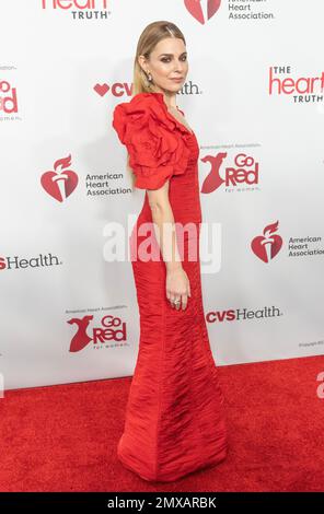 Cara Buono vêtu de la robe d'Alex Teih participe au spectacle et concert Go Red for Women de l'American Heart Association au centre Lincoln de New York sur 1 février 2023 Banque D'Images