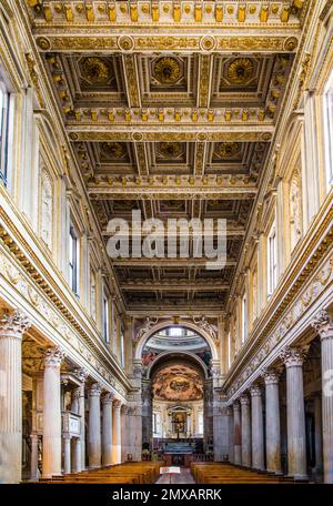 Intérieur du 16th siècle par Giulio Romano, Cathédrale de San Pedro avec clocher roman, un long côté gothique tardif à la Piazza Sordello Banque D'Images