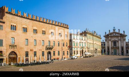 Vue sur la cathédrale de San Pedro et le Palazzo di Bianchi à Piazza Sordello, Mantua, Lombardie, Italie, Mantua, Lombardie, Italie Banque D'Images