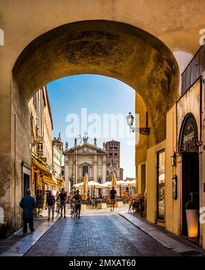 Vue sur la cathédrale de San Pedro et la Piazza Sordello, Mantoue, Lombardie, Italie, Mantoue, Lombardie, Italie Banque D'Images