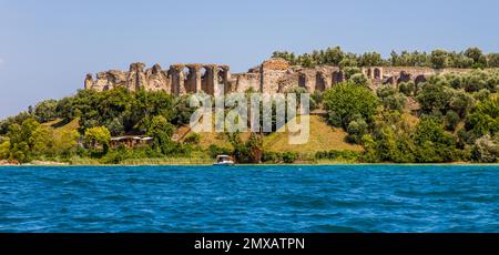 Grottes de Catullus, ruines d'une villa romaine, 1st siècle après J.-C. Sirmione, attraction touristique et spa thermal sur le sud du lac de Garde, Italie, Sirmione, lac Banque D'Images