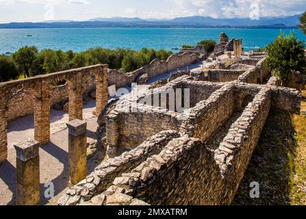 Grottes de Catullus, ruines d'une villa romaine, 1st siècle après J.-C. Sirmione, attraction touristique et spa thermal sur le sud du lac de Garde, Italie, Sirmione, lac Banque D'Images