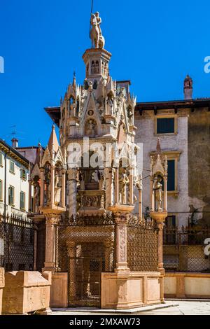 Tombe hexagonale du Cansignorio, Scavi Scaligeri, tombes familiales, Vérone du 14th siècle avec vieille ville médiévale, Vénétie, Italie, Vérone, Vénétie, Italie Banque D'Images