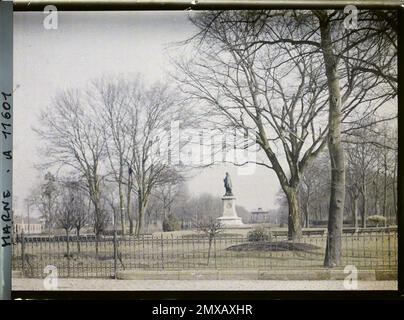 Reims, Marne, Champagne, France Panorama de la place Colbert et des promenades , 1917 - Marne - Fernand Cuville (section photographique des armées) Banque D'Images