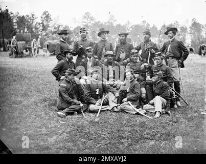 La bataille de sept pins (également connue sous le nom de bataille de Fair Oaks ou de Fair Oaks Station) a eu lieu sur 31 mai et 1 juin 1862, dans le comté de Henrico, en Virginie, dans le cadre de la campagne de la péninsule de la guerre civile américaine. C'était le point culminant d'une offensive sur la péninsule de Virginie menée par le général de division de l'Union George McClellan, dans laquelle l'armée du Potomac a atteint la périphérie de Richmond. Cette photo montre des officiers de la Brigade d'artillerie à cheval, Armée du Potomac, à Fair Oaks. Banque D'Images