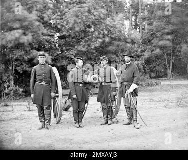 La bataille de sept pins (également connue sous le nom de bataille de Fair Oaks ou de Fair Oaks Station) a eu lieu sur 31 mai et 1 juin 1862, dans le comté de Henrico, en Virginie, dans le cadre de la campagne de la péninsule de la guerre civile américaine. C'était le point culminant d'une offensive sur la péninsule de Virginie menée par le général de division de l'Union George McClellan, dans laquelle l'armée du Potomac a atteint la périphérie de Richmond. Cette photo montre le capitaine Horatio Gibson (deuxième à partir de la gauche) et les officiers de sa batterie d'armes à feu. Banque D'Images