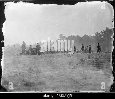 La bataille de sept pins (également connue sous le nom de bataille de Fair Oaks ou de Fair Oaks Station) a eu lieu sur 31 mai et 1 juin 1862, dans le comté de Henrico, en Virginie, dans le cadre de la campagne de la péninsule de la guerre civile américaine. C'était le point culminant d'une offensive sur la péninsule de Virginie menée par le général de division de l'Union George McClellan, dans laquelle l'armée du Potomac a atteint la périphérie de Richmond. Cette photo montre la batterie du capitaine Benson derrière les travaux de terrassement. Banque D'Images