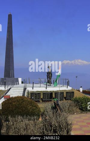 magnifique monument commémoratif de guerre en boucle de batasia et montagne enneigée de l'himalaya kangchenjunga, station de darjeeling hill à l'ouest du bengal, inde Banque D'Images