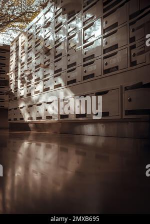 Bangkok, Thaïlande - 28 janvier 2023 - magnifique lumière du soleil brillent sur des rangées de boîtes aux lettres en bois blanc avec des trous pour résident dans un condominium ou un appartement. Banque D'Images