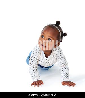 L'avenir appartient aux curieux. Photo studio d'une adorable petite fille isolée sur blanc. Banque D'Images