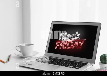 Annonce du Vendredi fou sur l'écran de l'ordinateur portable. Achats en ligne Banque D'Images