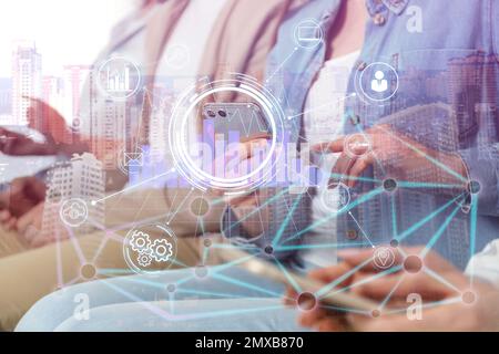 Technologie financière et concept de communication mobile. Personnes travaillant en ligne avec leur smartphone, gros plan Banque D'Images