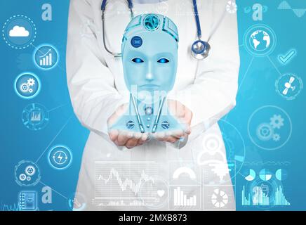 Médecin démontrant le modèle numérique de l'intelligence artificielle sur fond bleu, gros plan. Concept d'apprentissage machine Banque D'Images