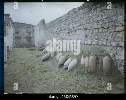 Pompéi, Italie vases en grès et amphores dans la maison de la faune à gauche , 1921 Cap Martin, Italie, Cap Martin - Auguste Léon (fév. -Avril) Banque D'Images
