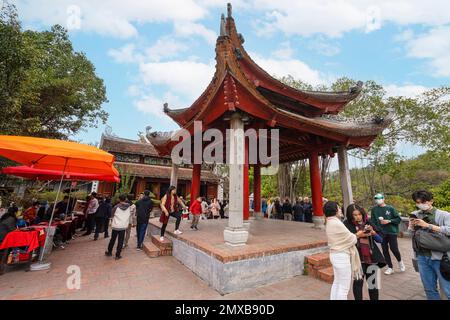 Hanoï, Vietnam, janvier 2023. Vue sur le temple Ngoc son, temple confucianiste sur le lac Hoan Kiem traversé par un pont, avec tour et pavillons dédiés Banque D'Images