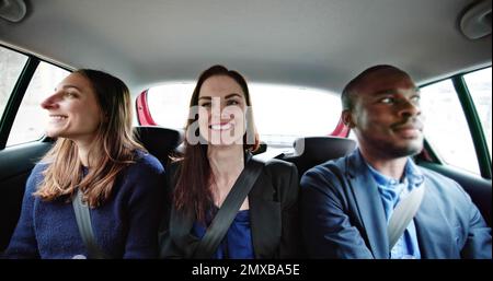 Groupe d'amis heureux de s'amuser dans la voiture Banque D'Images