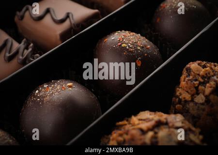 Beaucoup de bonbons au chocolat différents dans la boîte, gros plan Banque D'Images