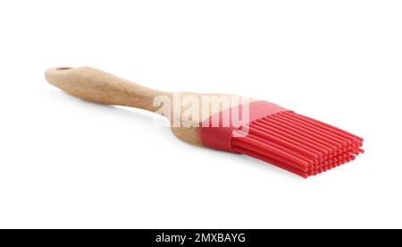 Brosse en silicone rouge avec poignée en bois isolée sur blanc. Ustensile de cuisine Banque D'Images