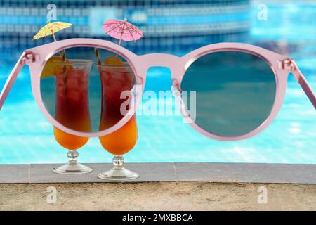 Délicieux cocktails près de la piscine, vue sur les lunettes de soleil Banque D'Images