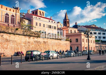 Сharm des anciennes villes d'Europe. Captivante soirée paysage urbain de la ville d'Alghero, province de Sassari, Italie, Europe. Magnifique scène de printemps de sa Banque D'Images