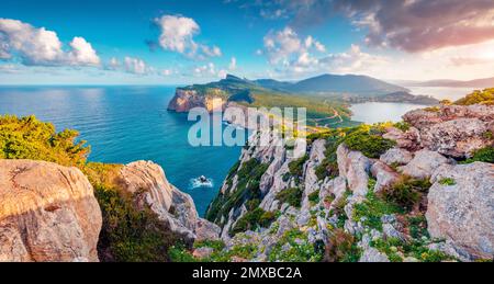 Photographie aérienne de paysage. Vue d'été étonnante de Caccia cape. Scène matinale spectaculaire de l'île de Sardaigne, Italie, Europe. Paysage marin merveilleux Banque D'Images