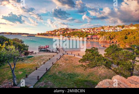 Сharm des anciennes villes d'Europe. Belle vue en soirée de Porto Cervo, province d'Olbia-Tempio Italie, Europe. Scène romantique de printemps de Sarde Banque D'Images