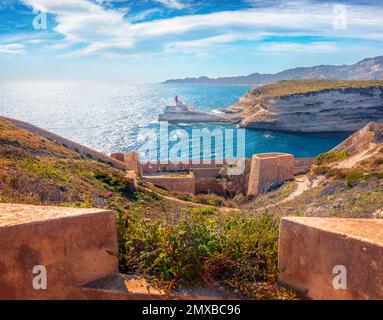 Сharm des anciennes villes d'Europe. Captivant paysage urbain le matin de la ville de Bonifacio. Splendide vue de printemps de l'île de Corse, France, Europe. Incremd Banque D'Images