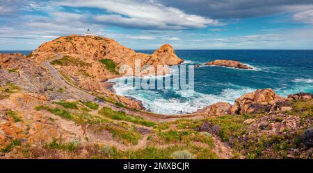 Photographie aérienne de paysage. Vue pittoresque du cap Pietra le matin avec phare de la Pietra en arrière-plan. Magnifique scène d'été de Corsi Banque D'Images