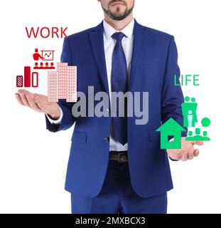 Homme d'affaires montrant l'équilibre entre la vie et le travail sur fond blanc, gros plan Banque D'Images