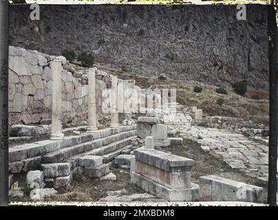 Delphes, sanctuaire grec d'Apollon. Le portique athénien, contre la partie orientale du mur polygonal, (cadre de vie SV. J. C.) , 1913 - Balkans, Italie - Jean Brunhes et Auguste Léon - (septembre - 23 octobre) Banque D'Images