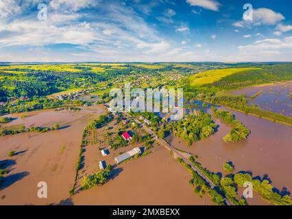 Photographie aérienne de paysage. Villages inondés dans l'ouest de l'Ukraine. Inondation sur la rivière Dniester. Vue depuis le drone volant du village de Nyzhniv après quelques da Banque D'Images