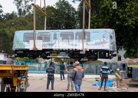 (Dernières - nouvelles) Nouveau train DHMU Kalka à Shimla, déchargement sur les voies à la gare de Kalka (Haryana), Inde. Banque D'Images