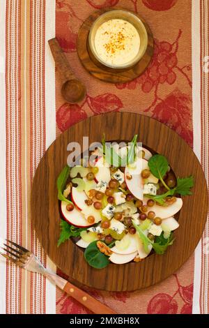 salade fraîche avec pommes, noix, raisins, céleri et fromage bleu Banque D'Images