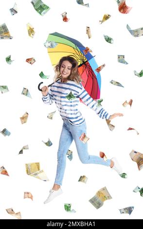 Femme avec parapluie sous la pluie d'argent sur fond blanc Banque D'Images