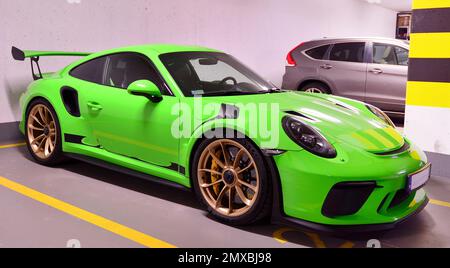 Varsovie, Pologne. 8 février 2022. Voiture de sport verte Porsche 911 GT3 RS garée dans le garage souterrain. Banque D'Images