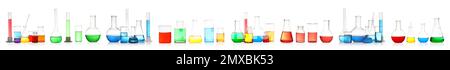 Jeu de verrerie de laboratoire avec liquides colorés sur fond blanc. Bannière Banque D'Images